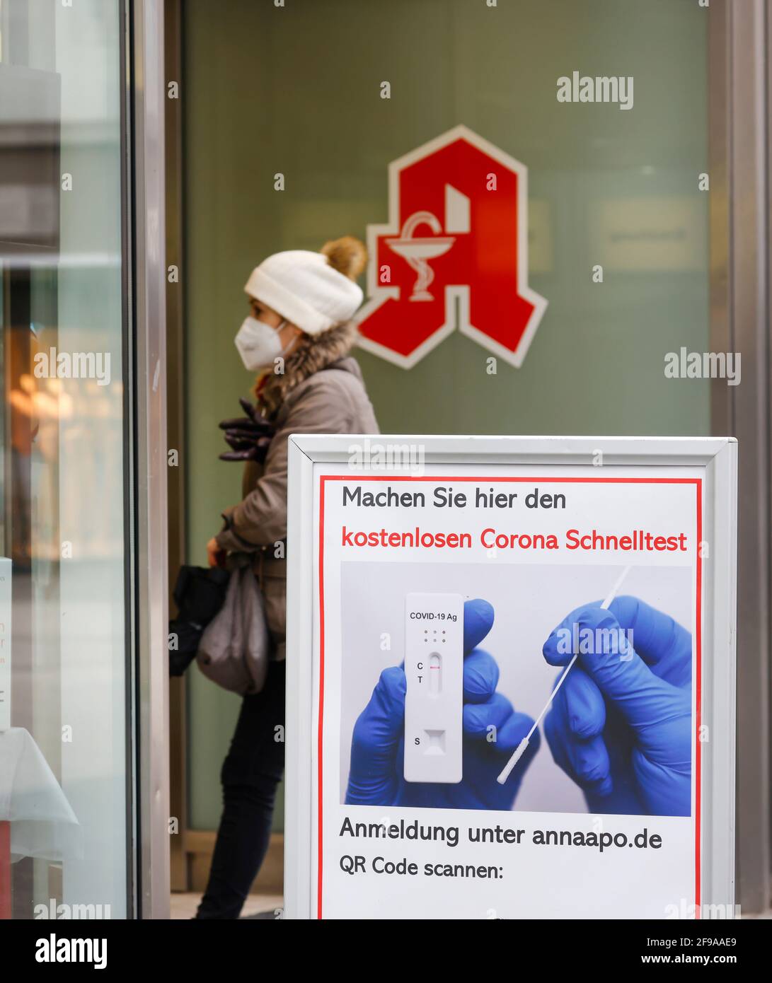 Düren, Rhénanie-du-Nord-Westphalie, Allemagne - pharmacie offre corona gratuit test rapide, centre-ville de Düren en temps de crise de corona au deuxième confinement, la plupart des magasins sont fermés, seulement quelques passants dans la zone piétonne. Banque D'Images