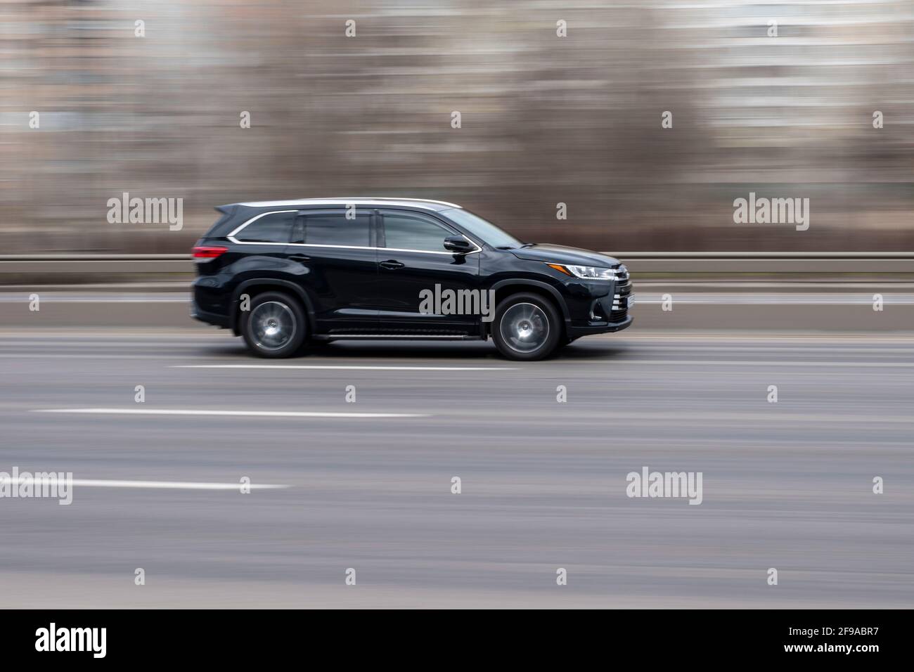 Ukraine, Kiev - 18 mars 2021: Voiture noire Toyota Highlander se déplaçant dans la rue. Éditorial Banque D'Images