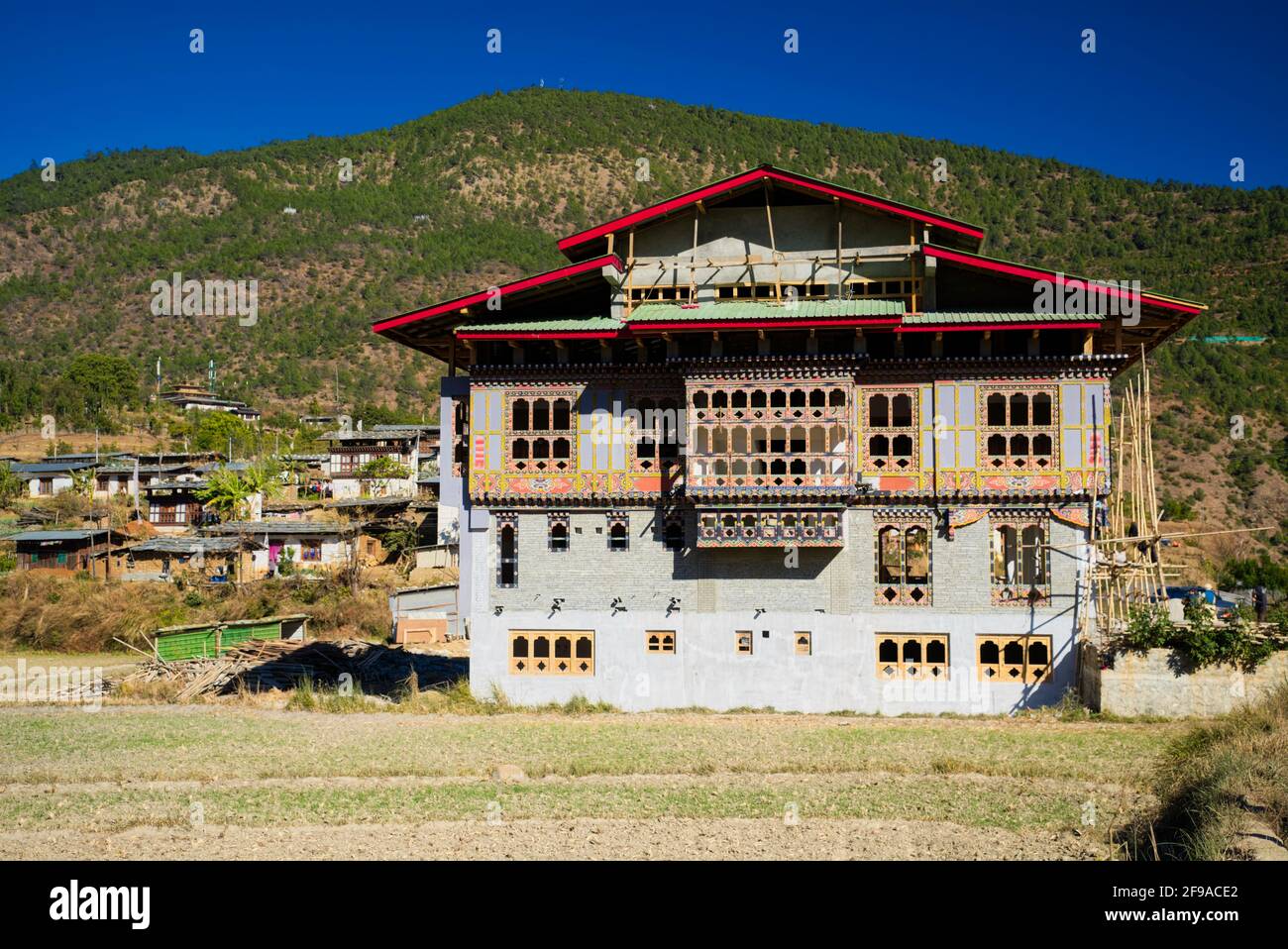 Après une courte randonnée à travers ces champs, on atteindrait un autre village appelé Lobena, connu pour leur magnifique art bhoutanais Thangka et Mani Sto Banque D'Images