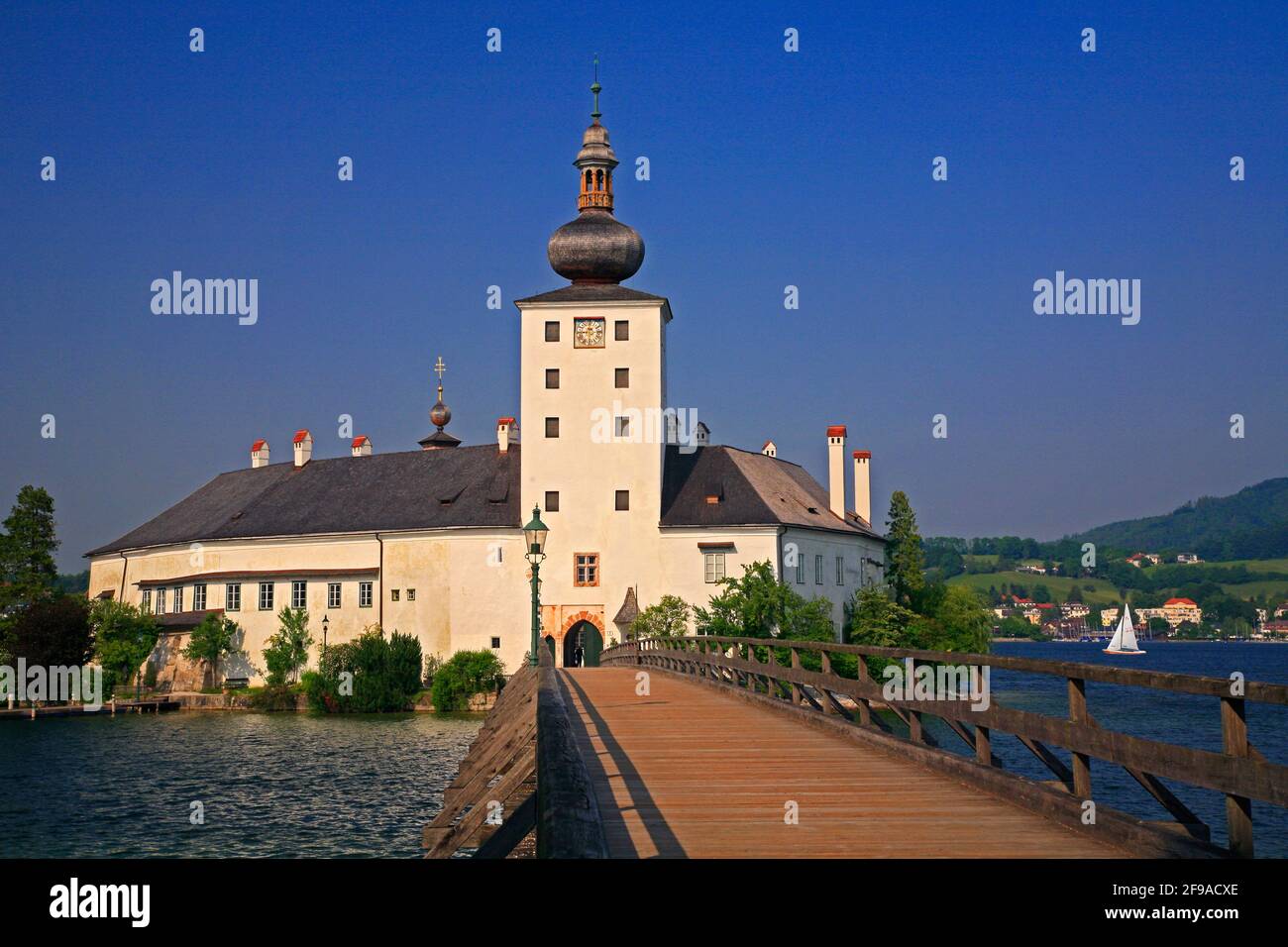 Seeschloß Ort dans le Traunsee dans le Salzkammergut contre le ciel bleu en format paysage, Banque D'Images