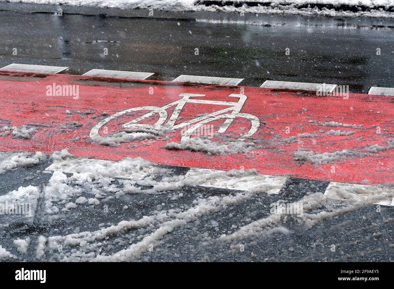Berlin, route, neige, piste cyclable, image de symbole Banque D'Images