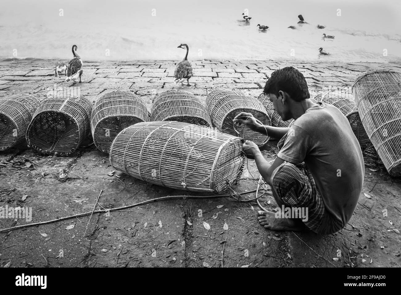 Pêcheur se préparant à la pêche en cage et en corde sur la rive J'ai capturé cette image le 15 septembre 2020 de Chandpur, Bangladesh Banque D'Images