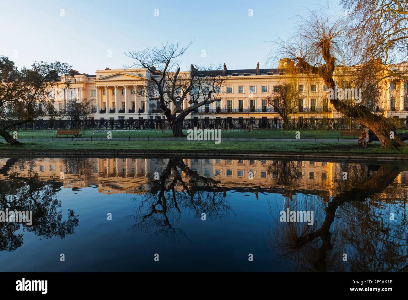 Angleterre, Londres, Regent's Park, vue d'hiver de Cornwall Terrace Mews avec Reflection in Lake Banque D'Images