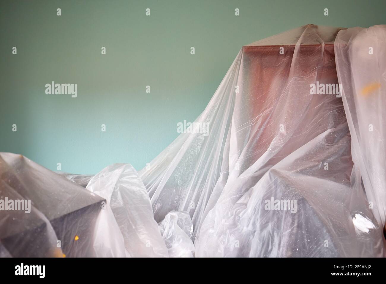 Logement pendant une rénovation. Rénovation, peinture, feuille, placard, meubles, espace de vie couvert Banque D'Images