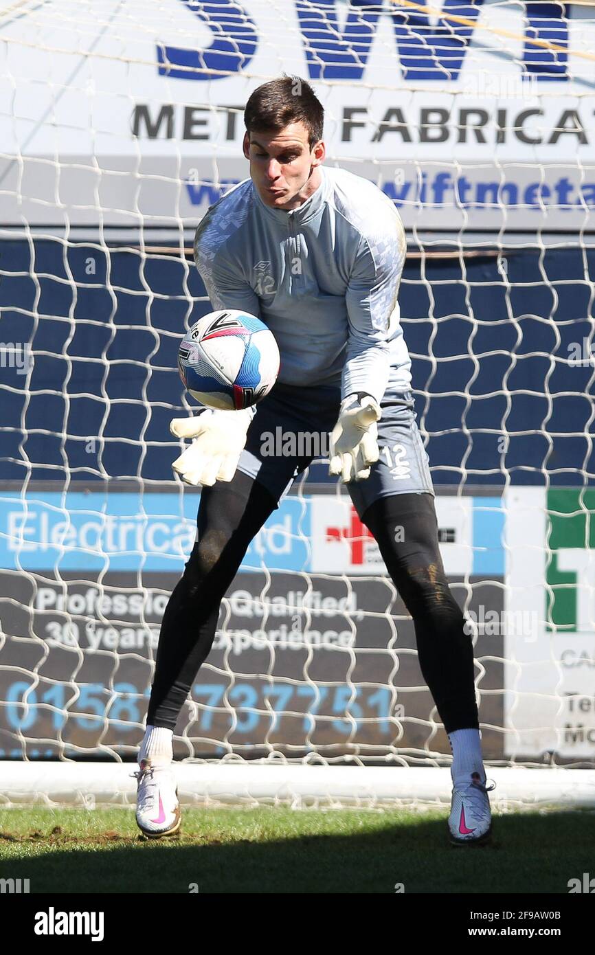 Luton, Royaume-Uni. 17 avril 2021. Simon Sluga, gardien de but de Luton Town, se réchauffe lors du match de championnat EFL Sky Bet entre Luton Town et Watford sur Kenilworth Road, Luton, en Angleterre, le 17 avril 2021. Photo de Ken Sparks. Utilisation éditoriale uniquement, licence requise pour une utilisation commerciale. Aucune utilisation dans les Paris, les jeux ou les publications d'un seul club/ligue/joueur. Crédit : UK Sports pics Ltd/Alay Live News Banque D'Images