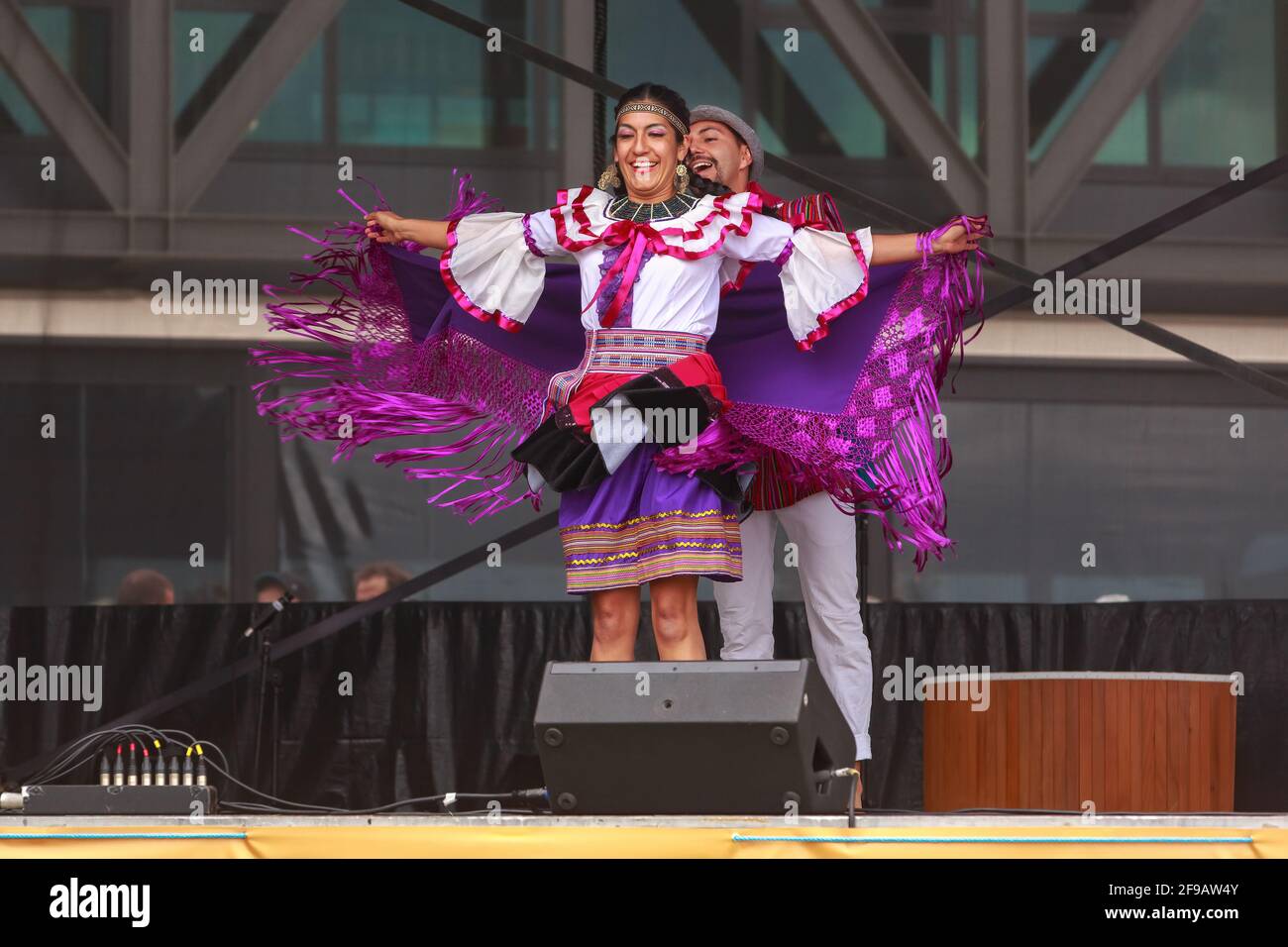 Danseurs andins de Colombie se exécutant sur scène en costumes traditionnels, en utilisant une couverture comme un prop Banque D'Images