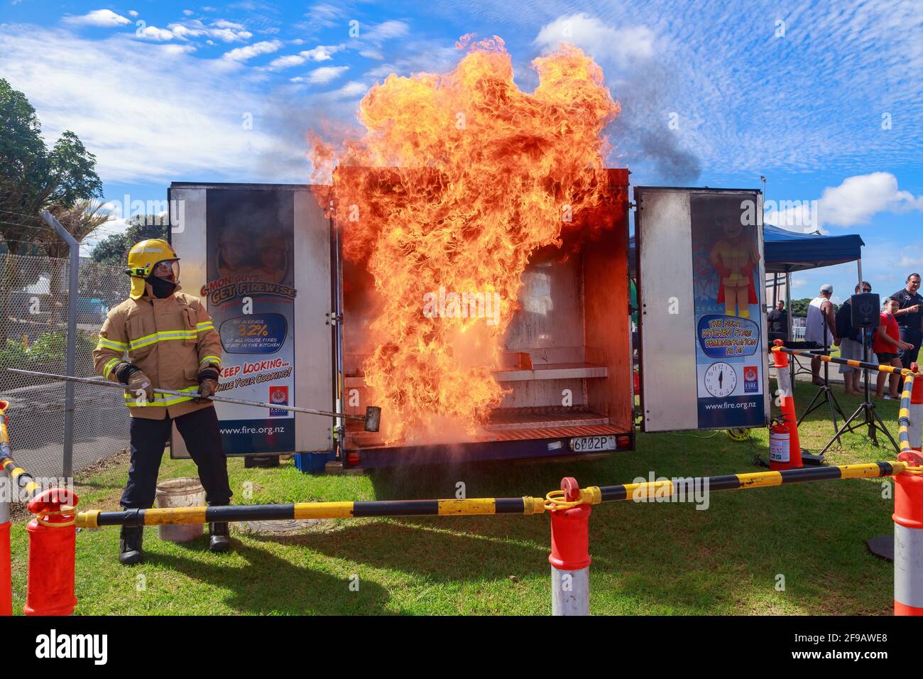Un pompier, démontrant ce qui se passe si de l'eau est jetée sur un feu de pétrole, crée une énorme boule de feu. Démonstration de sécurité à Auckland, Nouvelle-Zélande Banque D'Images