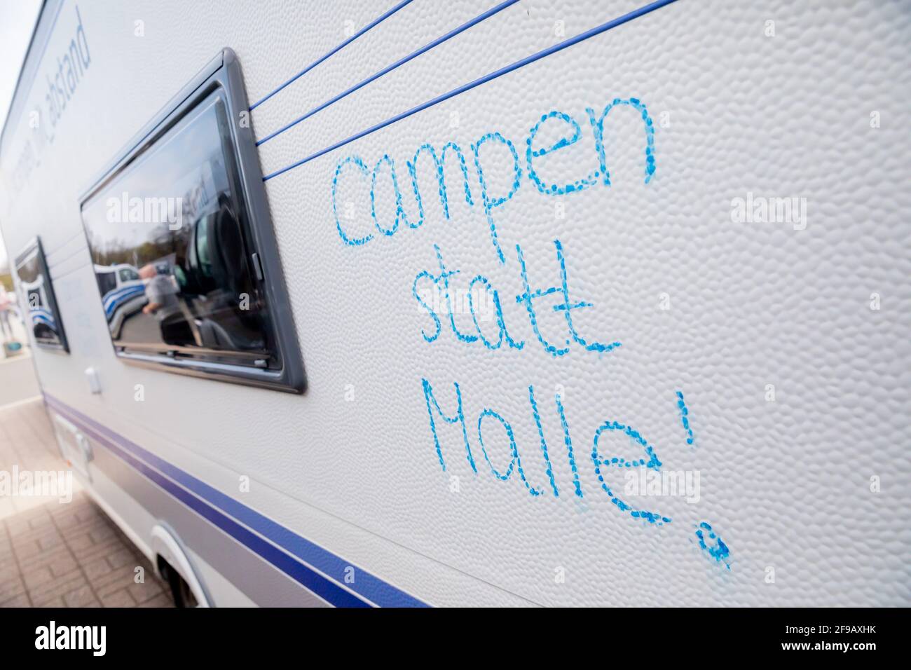 Berlin, Allemagne. 17 avril 2021. 'Camping au lieu de Malle!' Est écrit sur une caravane avant le début d'un campeur corso de l'initiative campeur "Camping à distance" au stade olympique. Entre autres choses, l'ouverture immédiate des emplacements et des campings est exigée. Credit: Christoph Soeder/dpa/Alay Live News Banque D'Images