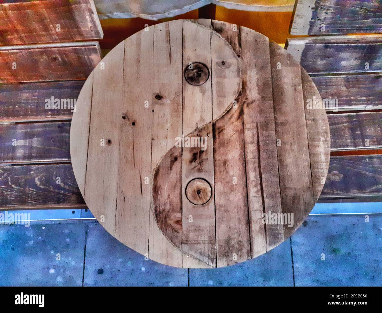 Symbole yin yang en bois dans une table. Banque D'Images