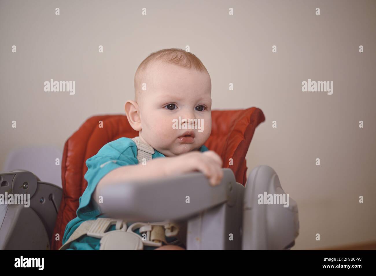 Petit Nouveau Ne Emotionnel Drole De Tout Petit Garcon Assis Sur La Chaise Haute De Nourrissage Modele D Emballage De Produits Et Expressions Pour Le Visage De Bebe Enfant En Bonne Sante Concept D Hopital Et Petit Nouveau Ne Emotionnel Drole De Tout Petit Garcon Assis Sur La Chaise Haute De Nourrissage Modele D Emballage De Produits Et Expressions Pour Le Visage De Bebe Enfant En Bonne Sante Concept D Hopital Et
