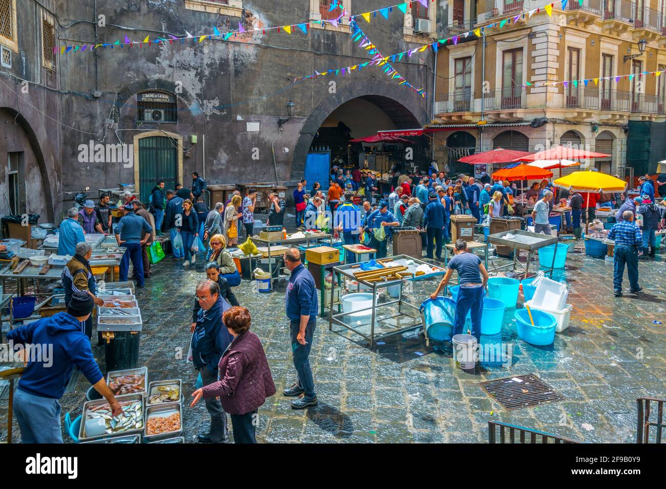 CATANE, ITALIE, 27 AVRIL 2017 : vue sur un célèbre marché aux poissons le samedi à Catane, Sicile, Italie Banque D'Images