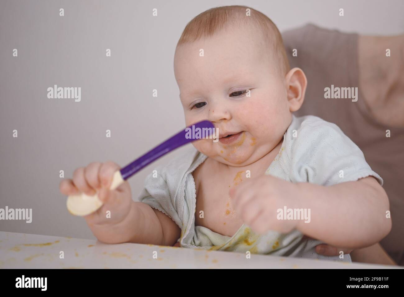 Petit Nouveau Ne Drole Bebe Garcon Apprendre A Manger De La Puree De Legumes Ou De Fruits Dans Un Pot En Verre Avec Une Cuillere Jeune Mere Aidant Petit Fils A Manger La Petit Nouveau Ne Drole Bebe Garcon Apprendre A Manger De La Puree De Legumes Ou De Fruits Dans Un Pot En Verre Avec Une Cuillere Jeune Mere Aidant Petit Fils A Manger La