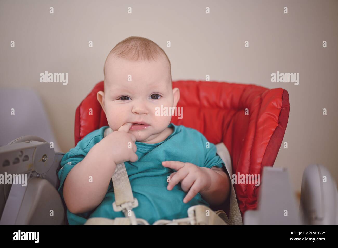 Petit Nouveau Ne Emotionnel Drole De Tout Petit Garcon Assis Sur La Chaise Haute De Nourrissage Modele D Emballage De Produits Et Expressions Pour Le Visage De Bebe Enfant En Bonne Sante Concept D Hopital Et Petit Nouveau Ne Emotionnel Drole De Tout Petit Garcon Assis Sur La Chaise Haute De Nourrissage Modele D Emballage De Produits Et Expressions Pour Le Visage De Bebe Enfant En Bonne Sante Concept D Hopital Et