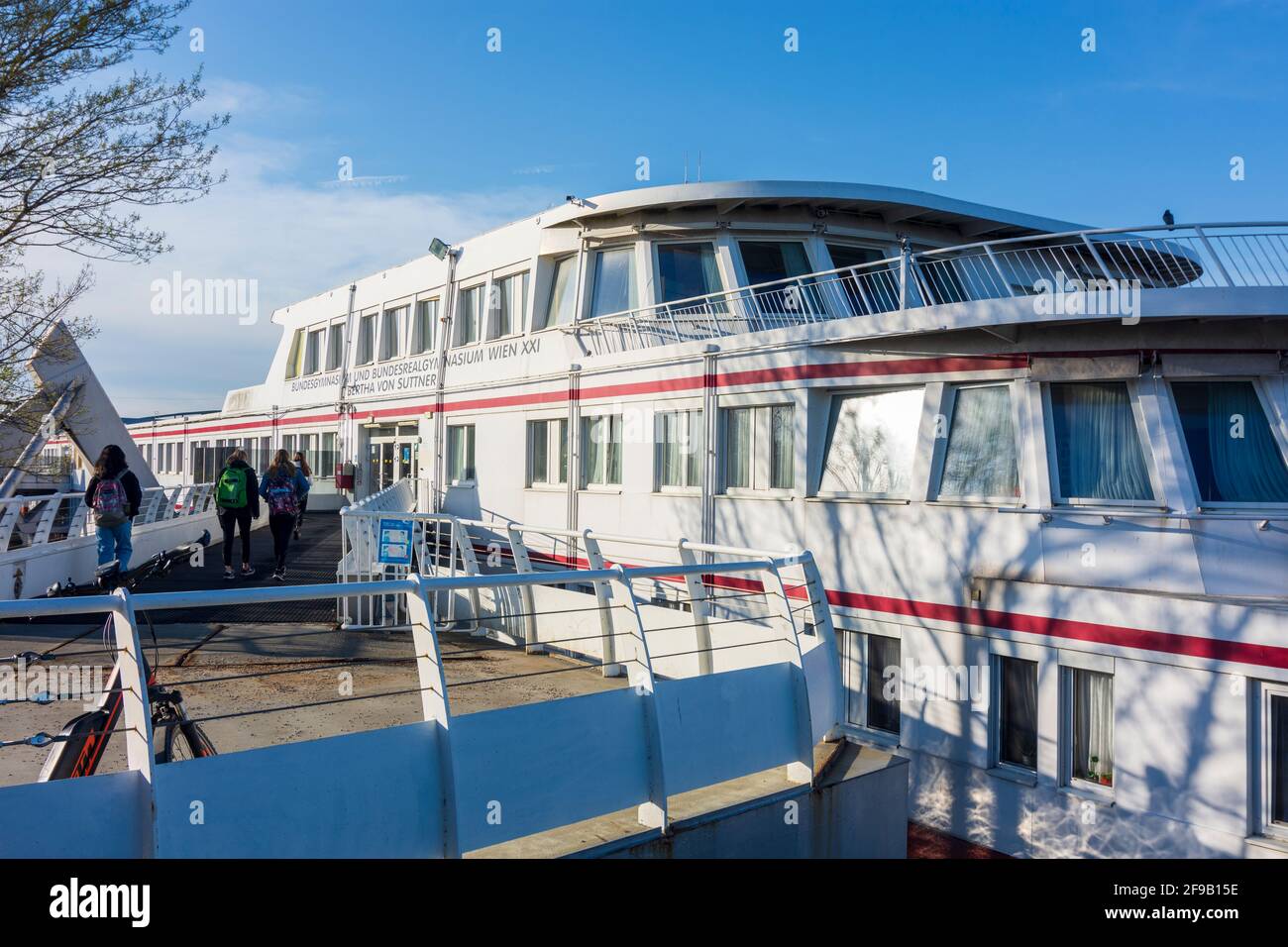 Wien, Vienne: Les élèves des classes diplômées retournent à l'école après avoir été enfermé le lundi 12 avril. Navire-école Bertha-von-Suttner-Gymnasium au bord de la rivière Banque D'Images