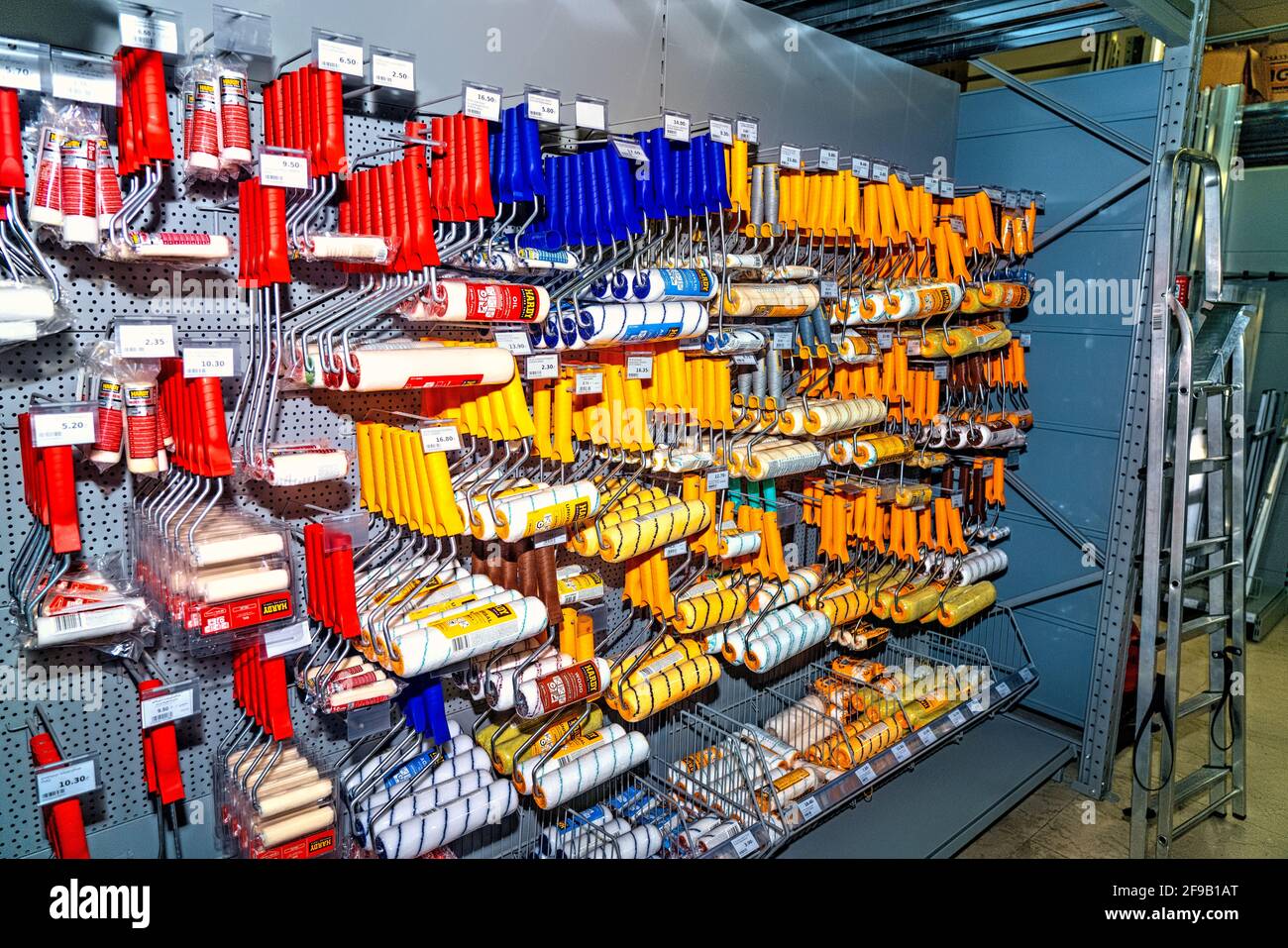 Racks dans un magasin de quincaillerie avec des rollers de peinture Batumi, Géorgie - 15 mars 2021 : Banque D'Images