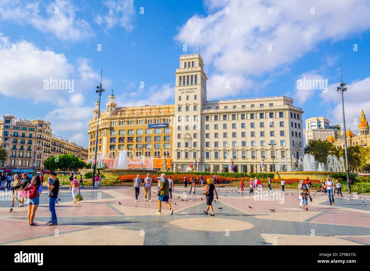 BARCELONE, ESPAGNE, OCTOBRE 26,2014: Les gens se balader sur la place de catalunya à Barcelone. Banque D'Images