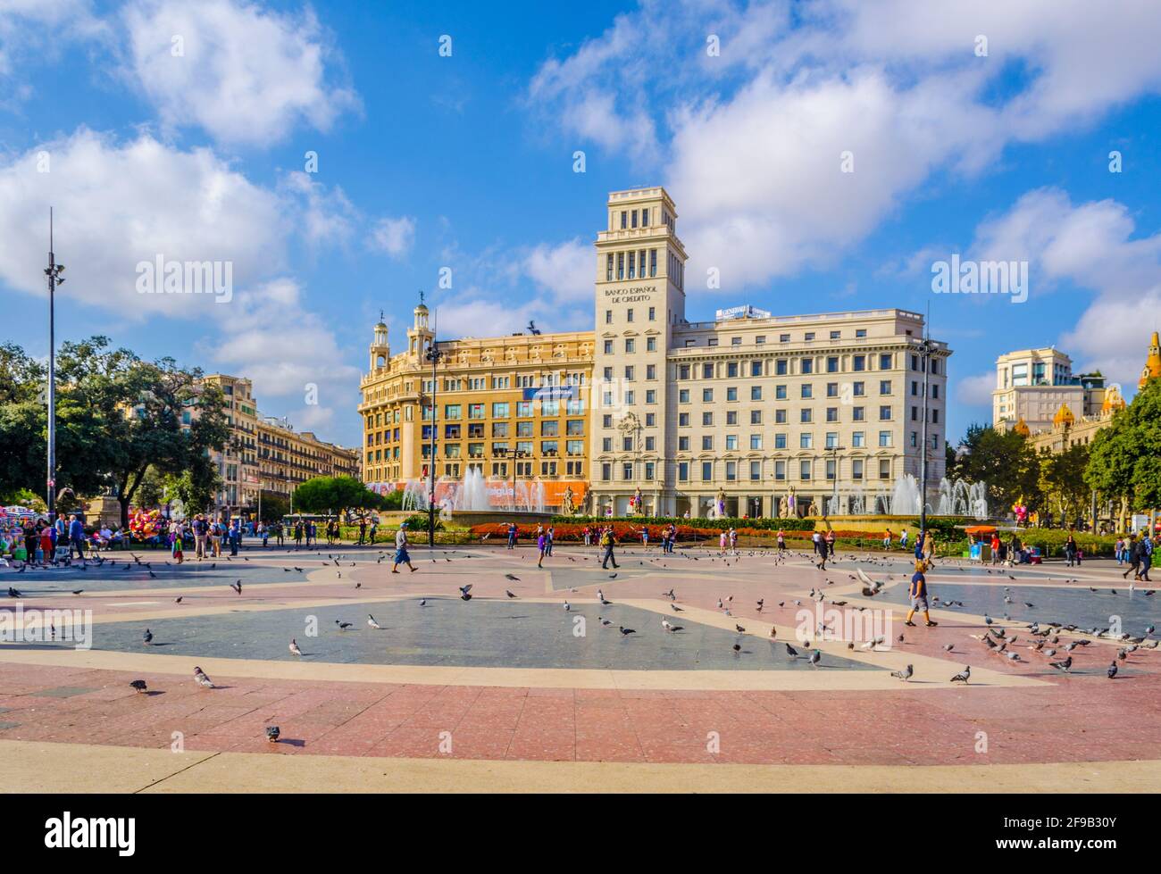 BARCELONE, ESPAGNE, OCTOBRE 26,2014: Les gens se balader sur la place de catalunya à Barcelone. Banque D'Images