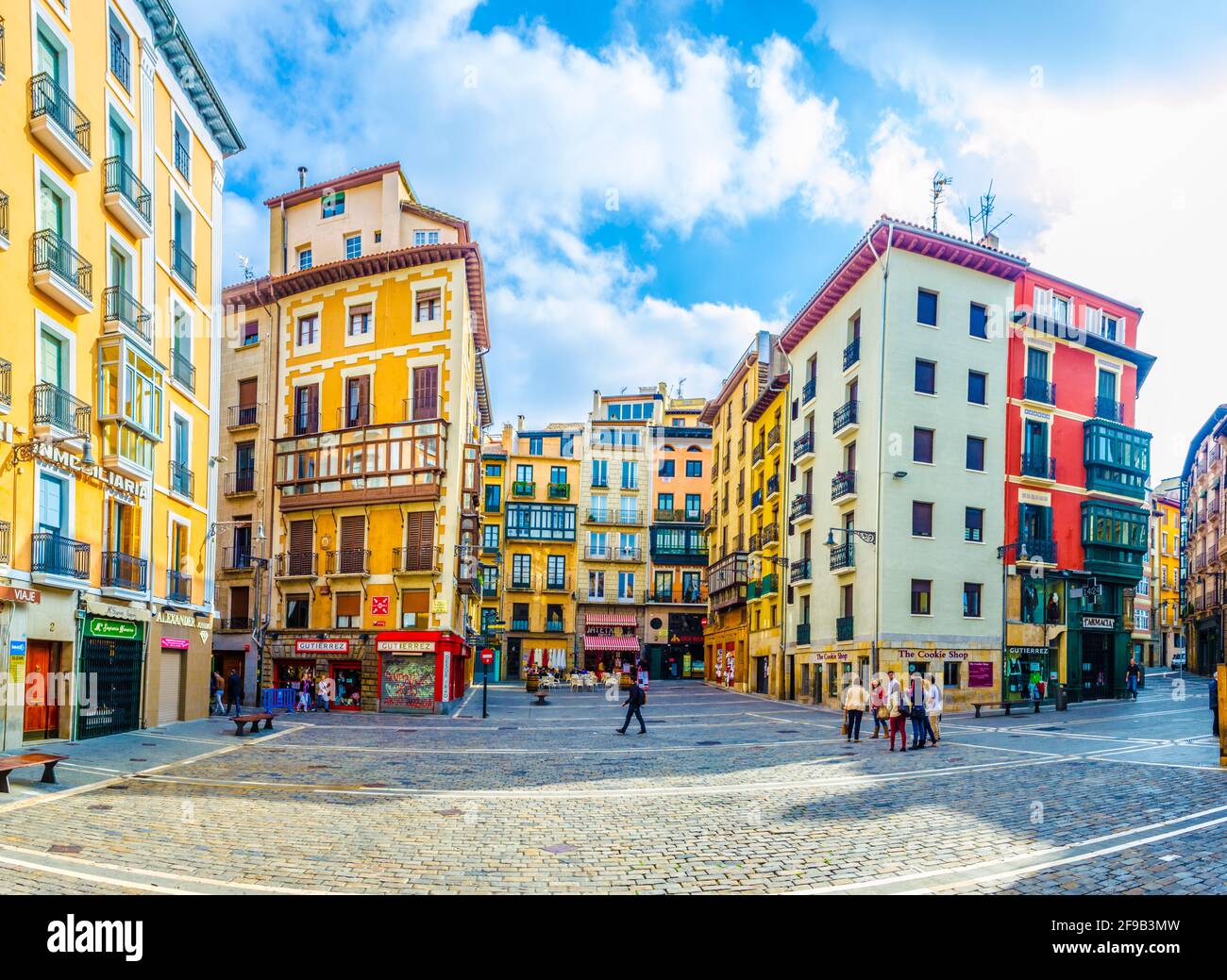 PAMPELUNE, ESPAGNE, 28 OCTOBRE 2014 : vue d'une petite place à Pampelune, Espagne Banque D'Images