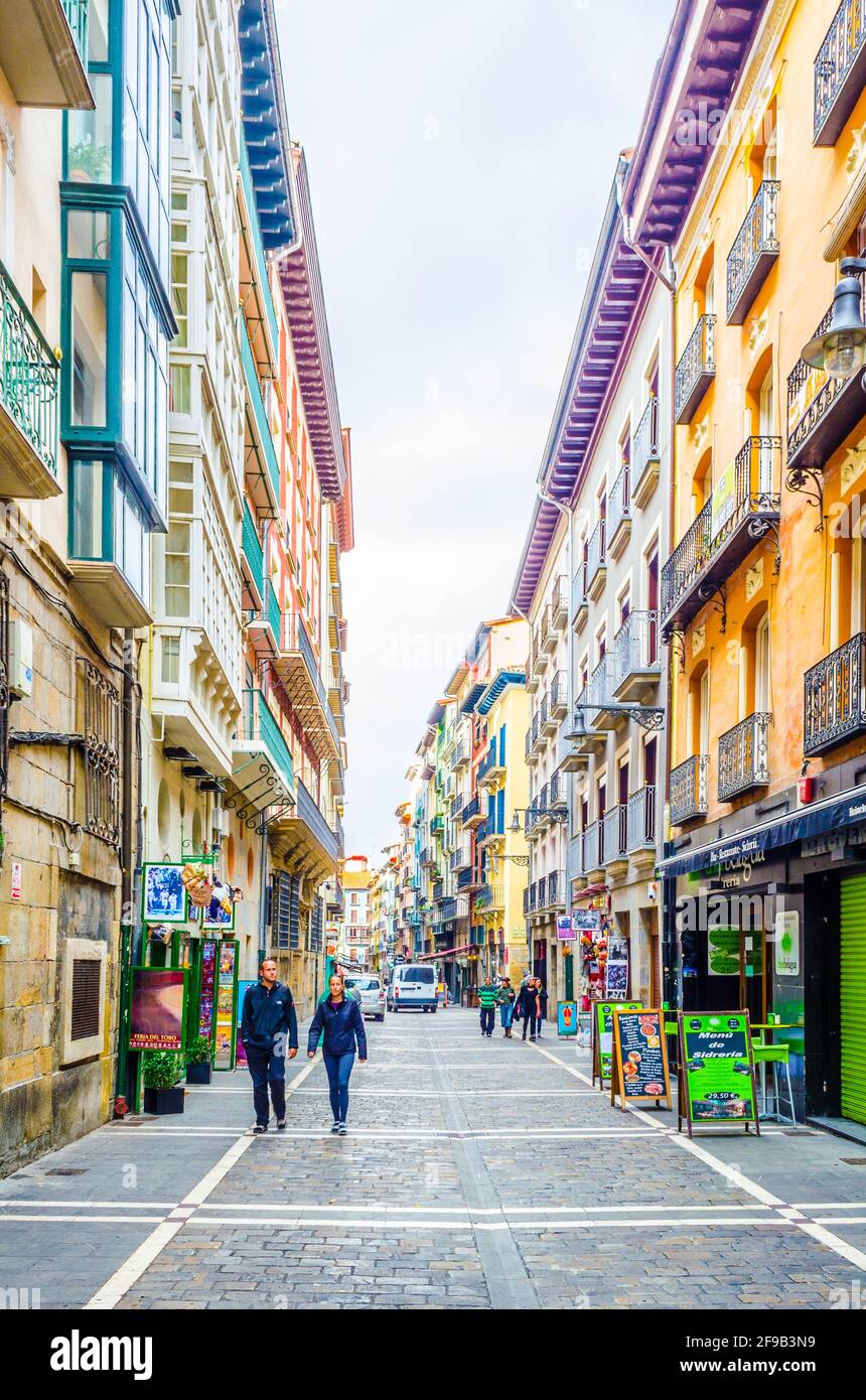 PAMPELUNE, ESPAGNE, le 28 OCTOBRE 2014: Les gens se promenent dans une rue de Pampelune, Espagne Banque D'Images