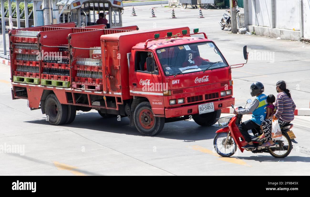 SAMUT PRAKAN, THAÏLANDE, JUILLET 09 2020, UN camion avec une boisson de livraison de la compagnie Coca Cola roule dans une rue de ville Banque D'Images