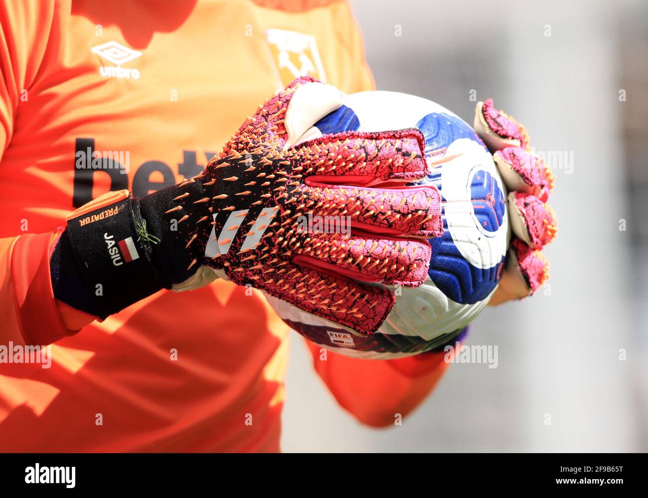 Vue sur les gants du gardien de but de West Ham United Lukasz Fabianski  lors du match de la Premier League à St James' Park, Newcastle. Date de la  photo: Samedi 17