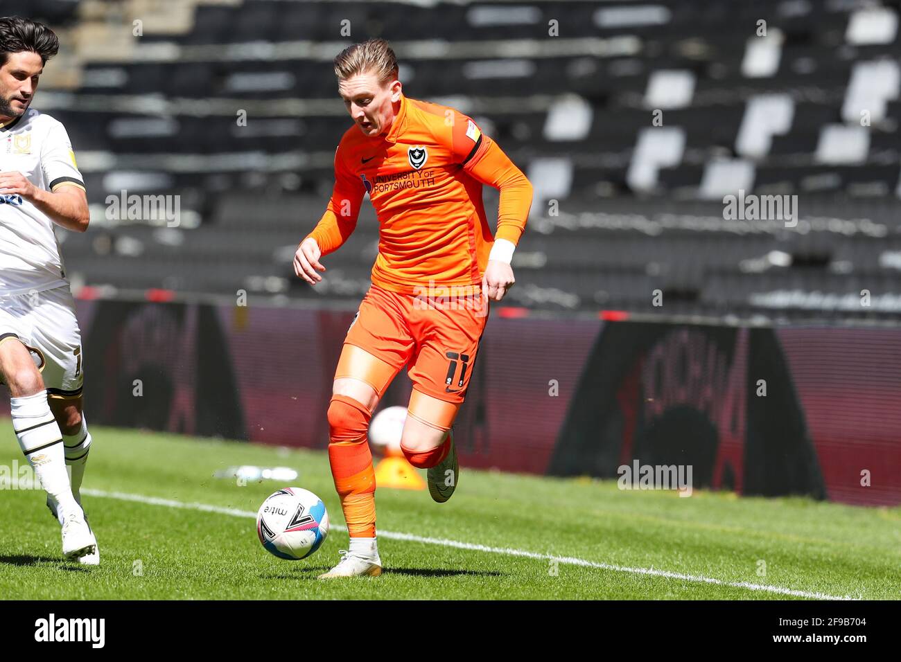 MILTON KEYNES, ROYAUME-UNI. 17 AVRIL : Ronan Curtis de Portsmouth lors de la première moitié de la Sky Bet League un match entre MK Dons et Portsmouth au stade MK, Milton Keynes, le samedi 17 avril 2021. (Credit: John Cripps | MI News) Credit: MI News & Sport /Alay Live News Banque D'Images