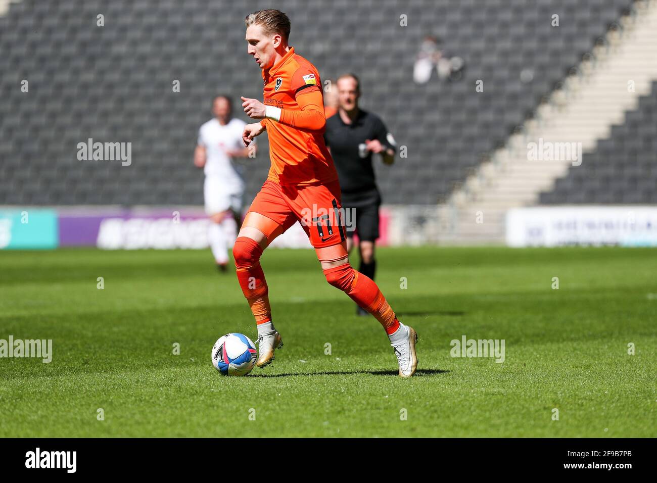 MILTON KEYNES, ROYAUME-UNI. 17 AVRIL : Ronan Curtis de Portsmouth lors de la première moitié de la Sky Bet League un match entre MK Dons et Portsmouth au stade MK, Milton Keynes, le samedi 17 avril 2021. (Credit: John Cripps | MI News) Credit: MI News & Sport /Alay Live News Banque D'Images