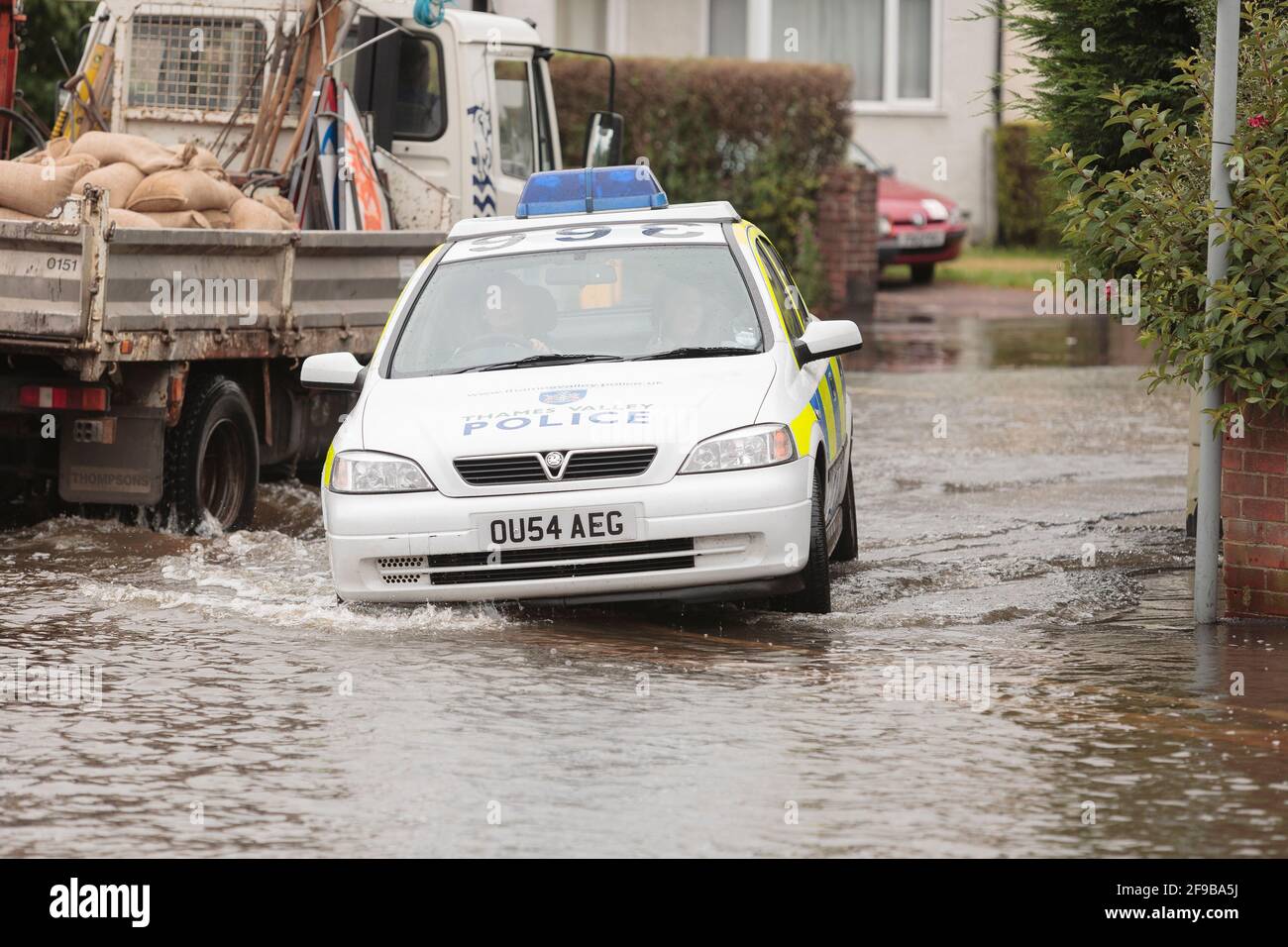 Une voiture de police traversant les eaux d'inondation, Abingdon Road, à l'ouest d'Oxford, après des pluies torrentielles non saisonnières, a conduit à la Tamise et à ses affluents à briser leurs berges. 250 maisons dans la région d'Abingdon et de Botley Road à l'ouest d'Oxford où il a été évacué. Abingdon Road, Oxford, Royaume-Uni. 23 juillet 2007 Banque D'Images