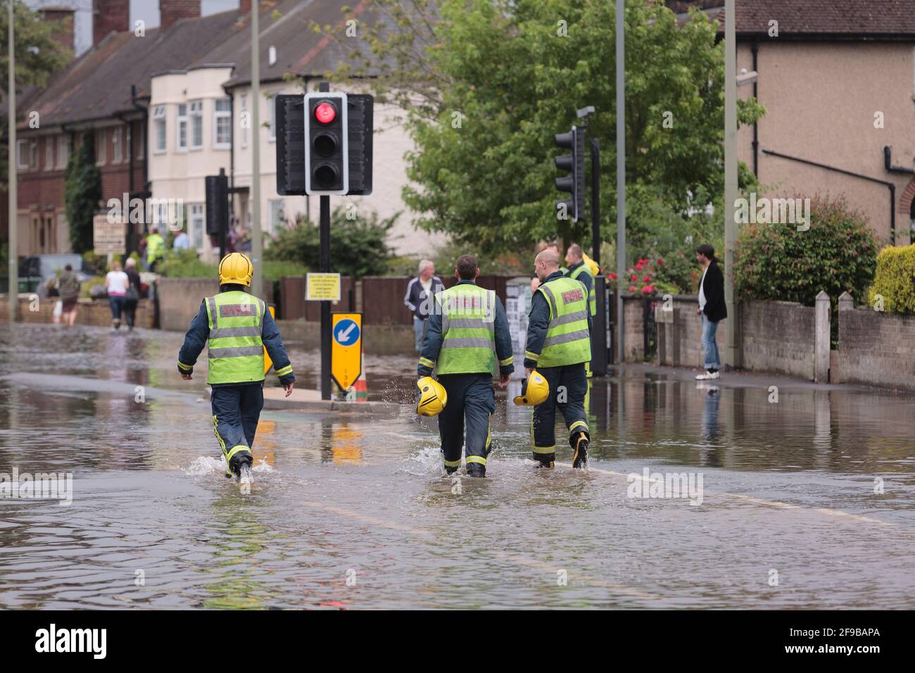 Les pompiers marchant dans les eaux d'inondation Abingdon Road, à l'ouest d'Oxford après des pluies torrentielles non saisonnières ont conduit à la Tamise et ses affluents à briser leurs berges. 250 maisons dans la région d'Abingdon et de Botley Road à l'ouest d'Oxford où il a été évacué. Abingdon Road, Oxford, Royaume-Uni. 23 juillet 2007 Banque D'Images