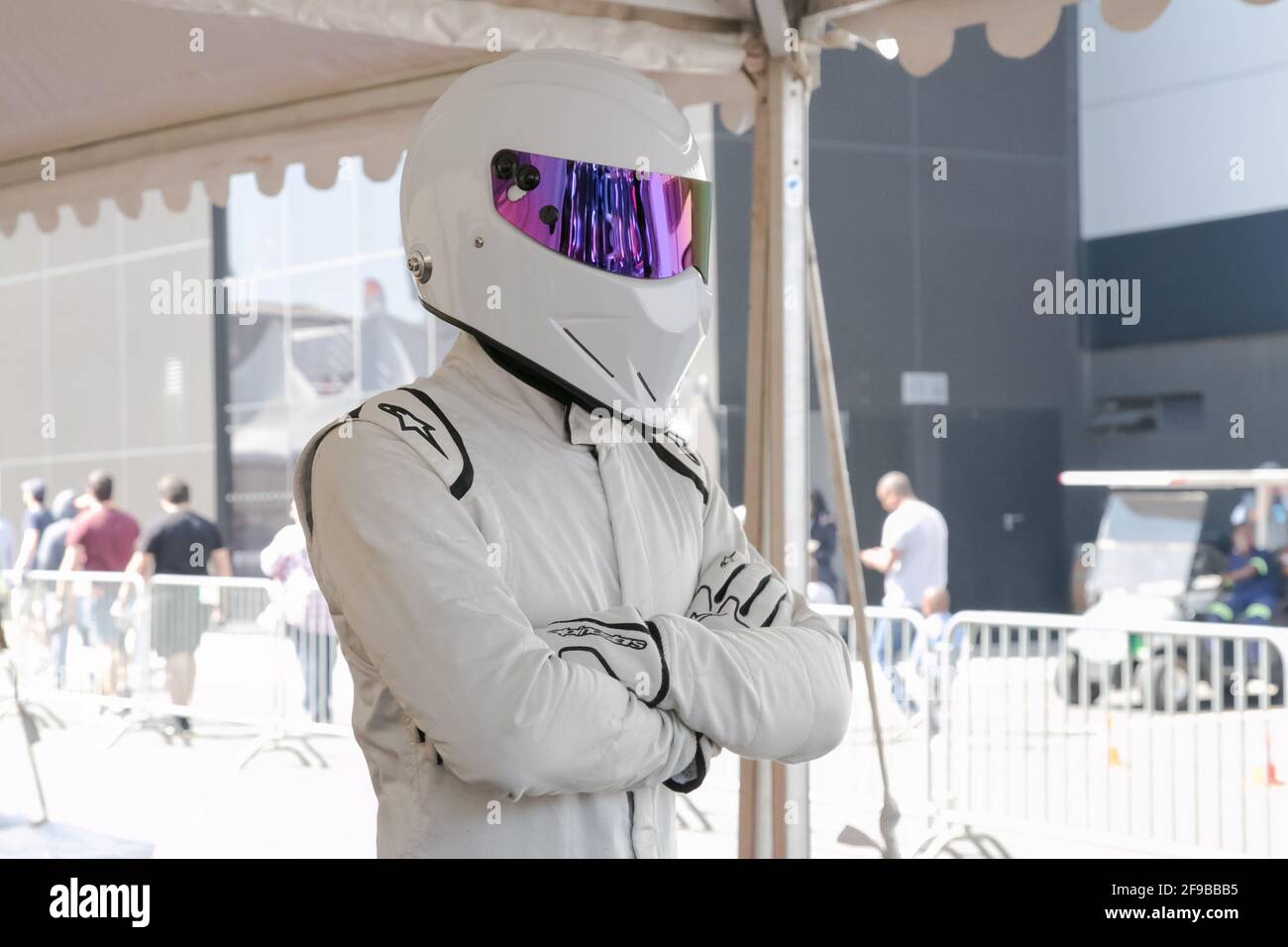 JOHANNESBURG, AFRIQUE DU SUD - 25 août 2019: Top Gear Motoring show les  armes de Stig croisées sur l'hippodrome avec un costume blanc et un casque  à côté d'un Alfa Photo Stock -