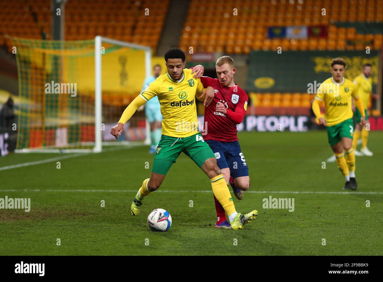 Andrew Omobamidele de Norwich City et Lewis O'Brien de Huddersfield Town - Norwich City / Huddersfield Town, Sky Bet Championship, Carrow Road, Norwich, Royaume-Uni - 6 avril 2021 usage éditorial uniquement - restrictions concernant DataCo Banque D'Images