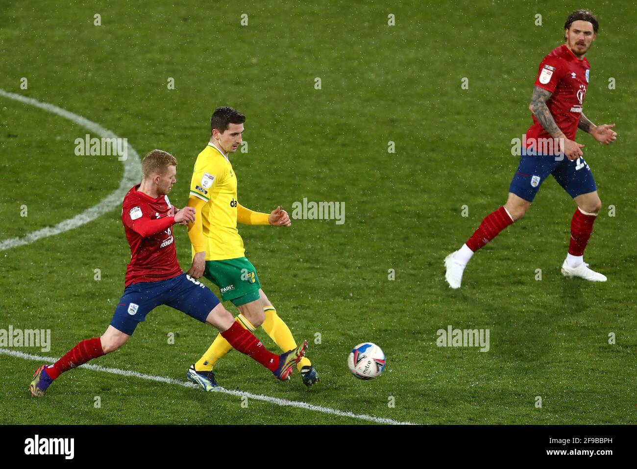 Kenny McLean de Norwich City et Lewis O'Brien de Huddersfield Town - Norwich City et Huddersfield Town, Sky Bet Championship, Carrow Road, Norwich, Royaume-Uni - 6 avril 2021 usage éditorial uniquement - restrictions DataCo applicables Banque D'Images