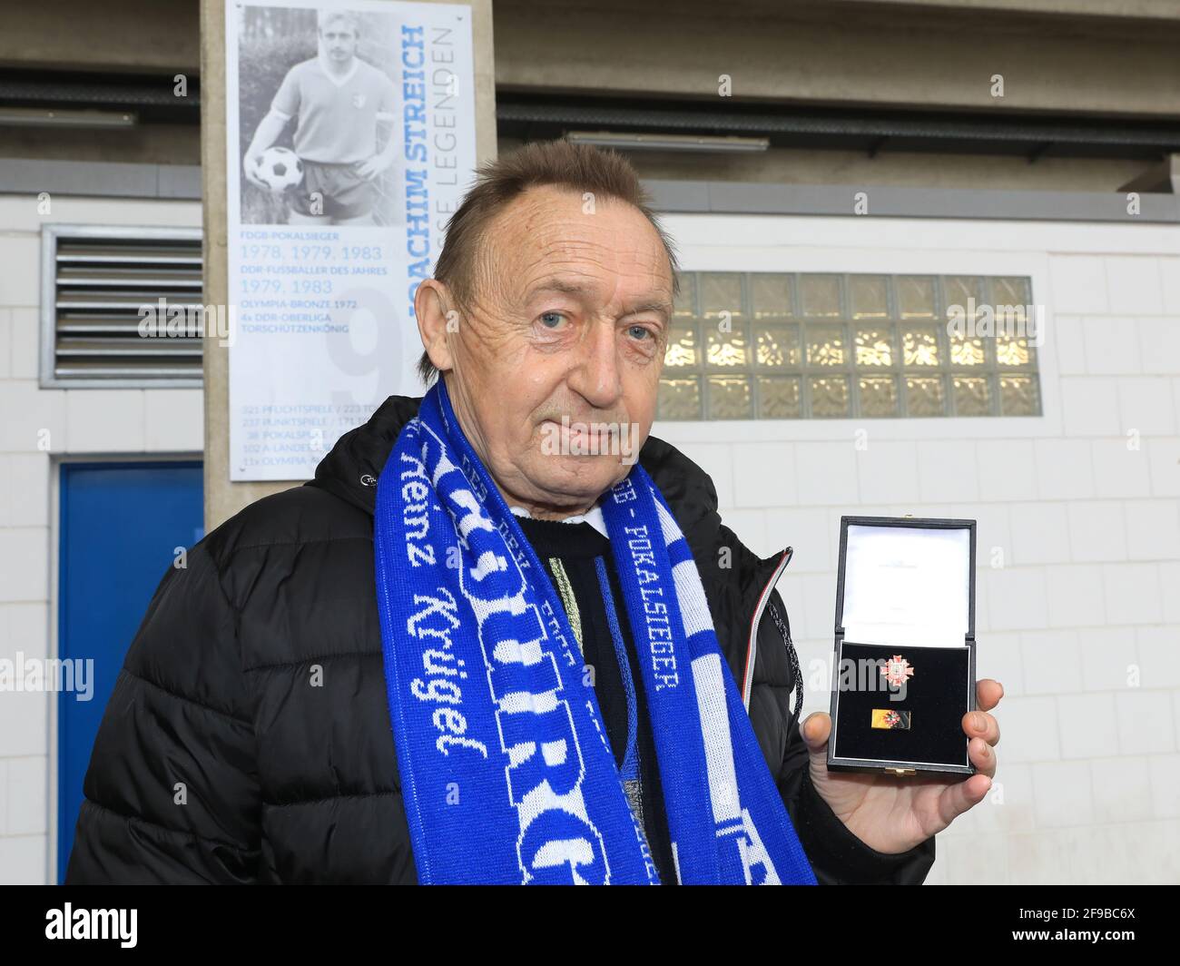 Magdebourg, Allemagne. 17 avril 2021. Joachim Streich, ancien joueur de la FCM et ancien disque international de la RDA, est titulaire d'un certificat devant sa plaque d'honneur « ile des légendes » devant l'arène MDCC. Le marqueur de buts record de l'équipe nationale de la RDA et de la première ligue de la RDA a atteint 70 le 13 avril et a été honoré par le Ministre Président Reiner Haseloff (CDU). Credit: Peter Gercke/dpa-Zentralbild/dpa/Alay Live News Banque D'Images