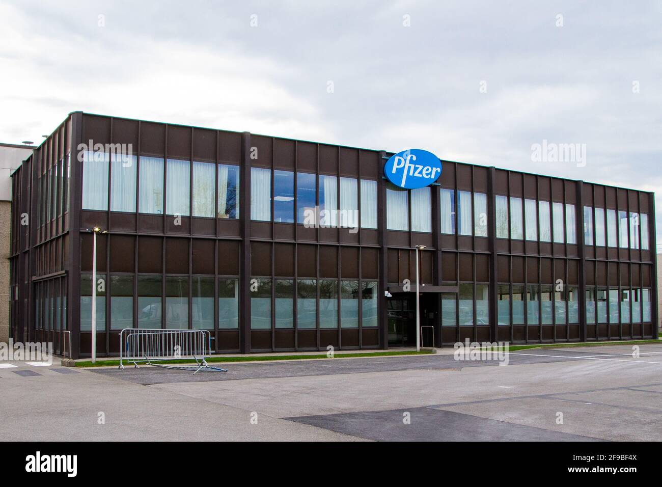 Belgique, Puurs, 16 avril 2021. Société pharmaceutique Pfizer, vaccin contre le coronavirus, Covid 19. Société pharmaceutique américaine fondée en 1849. Présent Banque D'Images