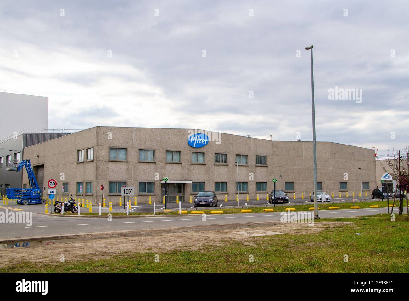 Belgique, Puurs, 16 avril 2021. Société pharmaceutique Pfizer, vaccin contre le coronavirus, Covid 19. Société pharmaceutique américaine fondée en 1849. Présent Banque D'Images