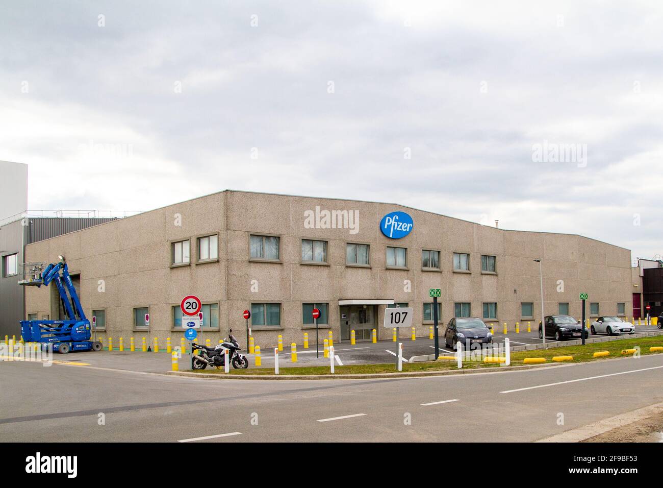 Belgique, Puurs, 16 avril 2021. Société pharmaceutique Pfizer, vaccin contre le coronavirus, Covid 19. Société pharmaceutique américaine fondée en 1849. Présent Banque D'Images