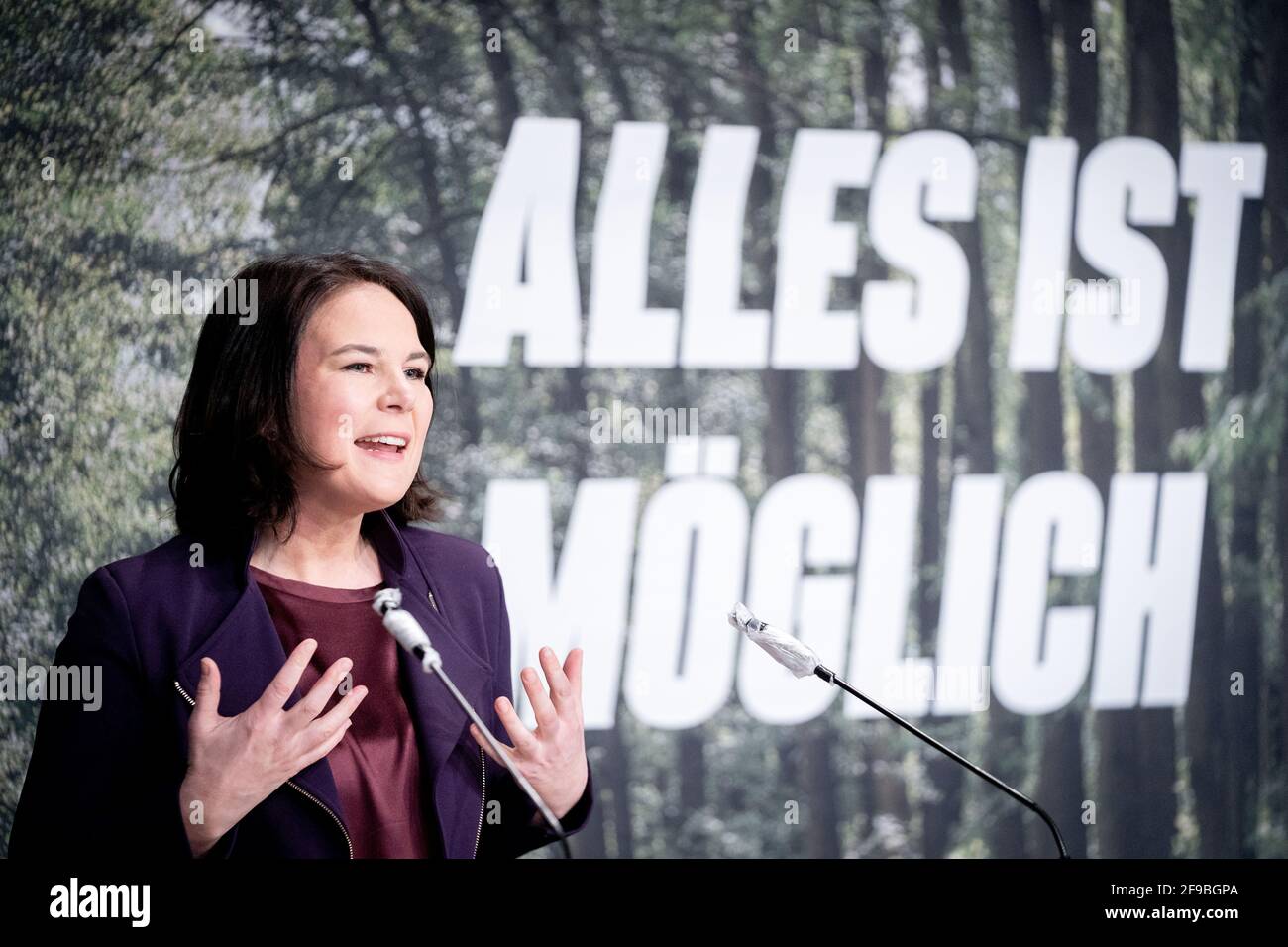 Potsdam, Allemagne. 17 avril 2021. Annalena Baerbock, présidente fédérale de Bündnis 90/Die Grünen, s'adresse aux participants à la conférence des délégués de l'état numérique de Bündnis 90/Die Grünen Brandenburg. Baerbock est en tête des élections fédérales de 2021 avec les Verts de Brandebourg. Credit: Kay Nietfeld/dpa/Alay Live News Banque D'Images