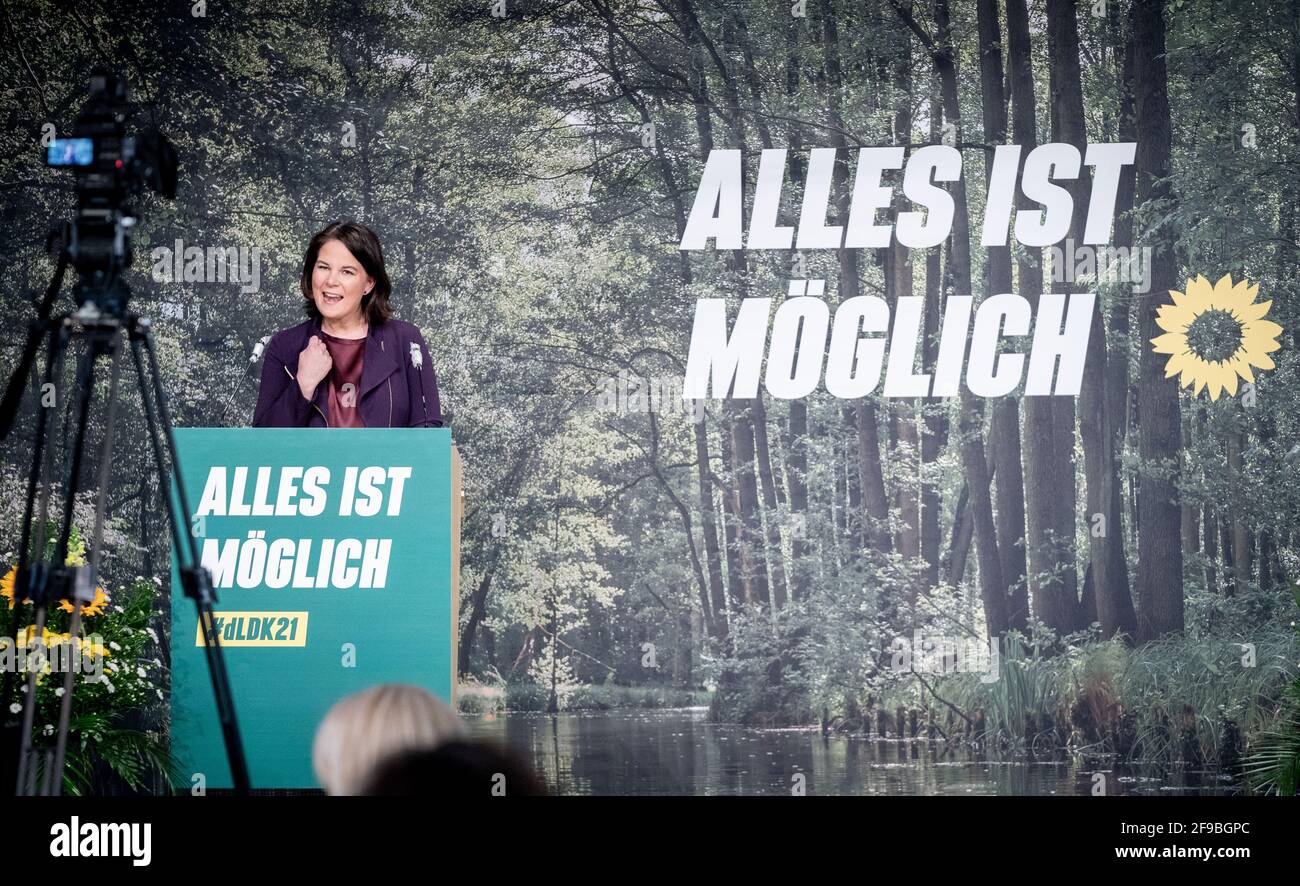 Potsdam, Allemagne. 17 avril 2021. Annalena Baerbock, présidente fédérale de Bündnis 90/Die Grünen, s'adresse aux participants à la conférence des délégués de l'état numérique de Bündnis 90/Die Grünen Brandenburg. Baerbock est en tête des élections fédérales de 2021 avec les Verts de Brandebourg. Credit: Kay Nietfeld/dpa/Alay Live News Banque D'Images