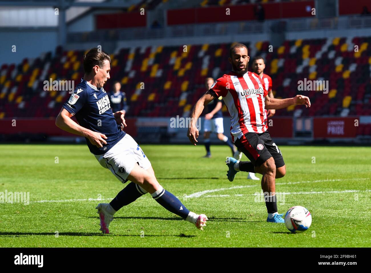 LONDRES. ROYAUME-UNI. 17 AVRIL : Dan McNamara de Millwall bataille pour possession avec Bryan Mbeumo de Brentford lors du match de championnat Sky Bet entre Brentford et Millwall au stade communautaire de Brentford, Brentford, le samedi 17 avril 2021. (Credit: Ivan Yordanov | MI News) Credit: MI News & Sport /Alay Live News Banque D'Images