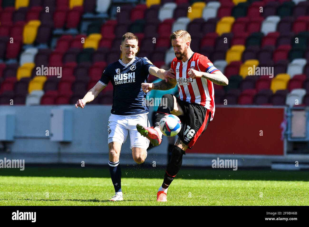 LONDRES. ROYAUME-UNI. 17 AVRIL : Pontus Jansson de Brentford bataille pour possession avec Jed Wallace de Millwall lors du match de championnat Sky Bet entre Brentford et Millwall au stade communautaire de Brentford, Brentford, le samedi 17 avril 2021. (Credit: Ivan Yordanov | MI News) Credit: MI News & Sport /Alay Live News Banque D'Images