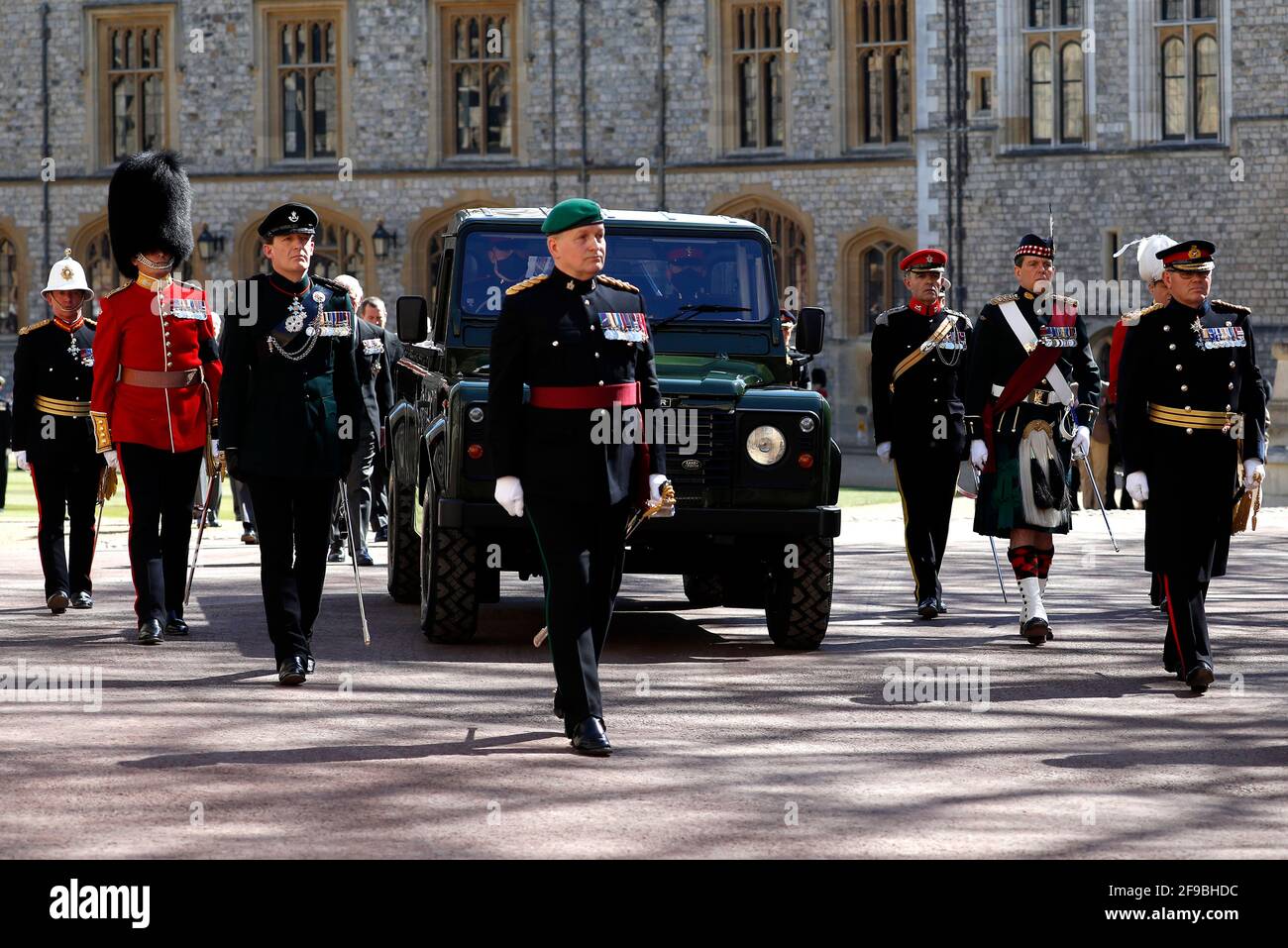 Le Land Rover Defender portant le cercueil du duc d'Édimbourg lors des funérailles du duc d'Édimbourg au château de Windsor, dans le Berkshire. Date de la photo: Samedi 17 avril 2021. Banque D'Images