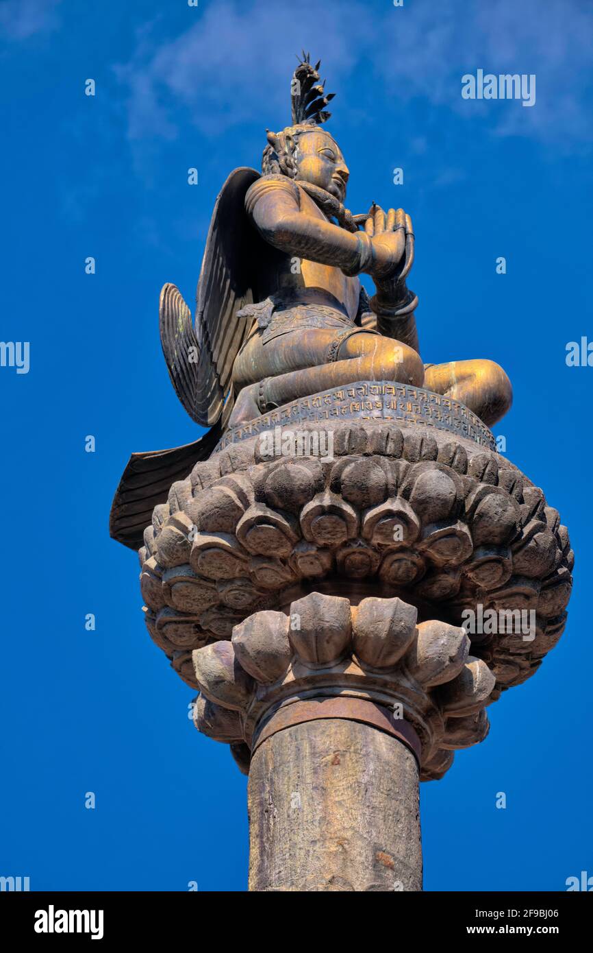 Devant le temple de Dattatreya, une plate-forme de danse avec une grande statue de Garuda prise @Katmandou, Népal Banque D'Images