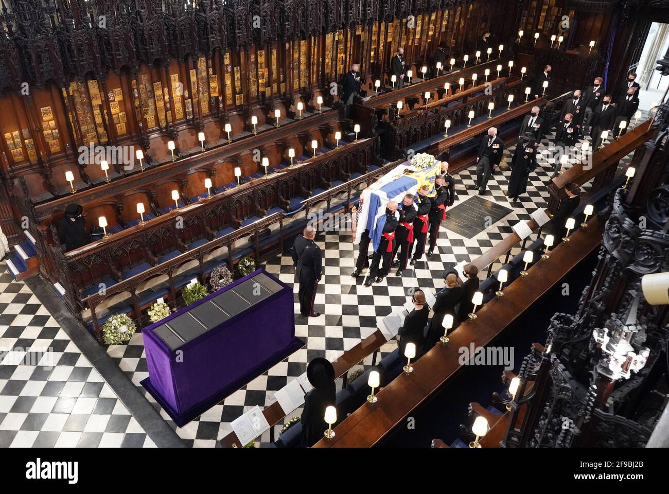 La reine Elizabeth II observe que les pallbearers portent le cercueil du duc d'Édimbourg lors de ses funérailles à la chapelle St George, au château de Windsor, dans le Berkshire. Date de la photo: Samedi 17 avril 2021. Banque D'Images