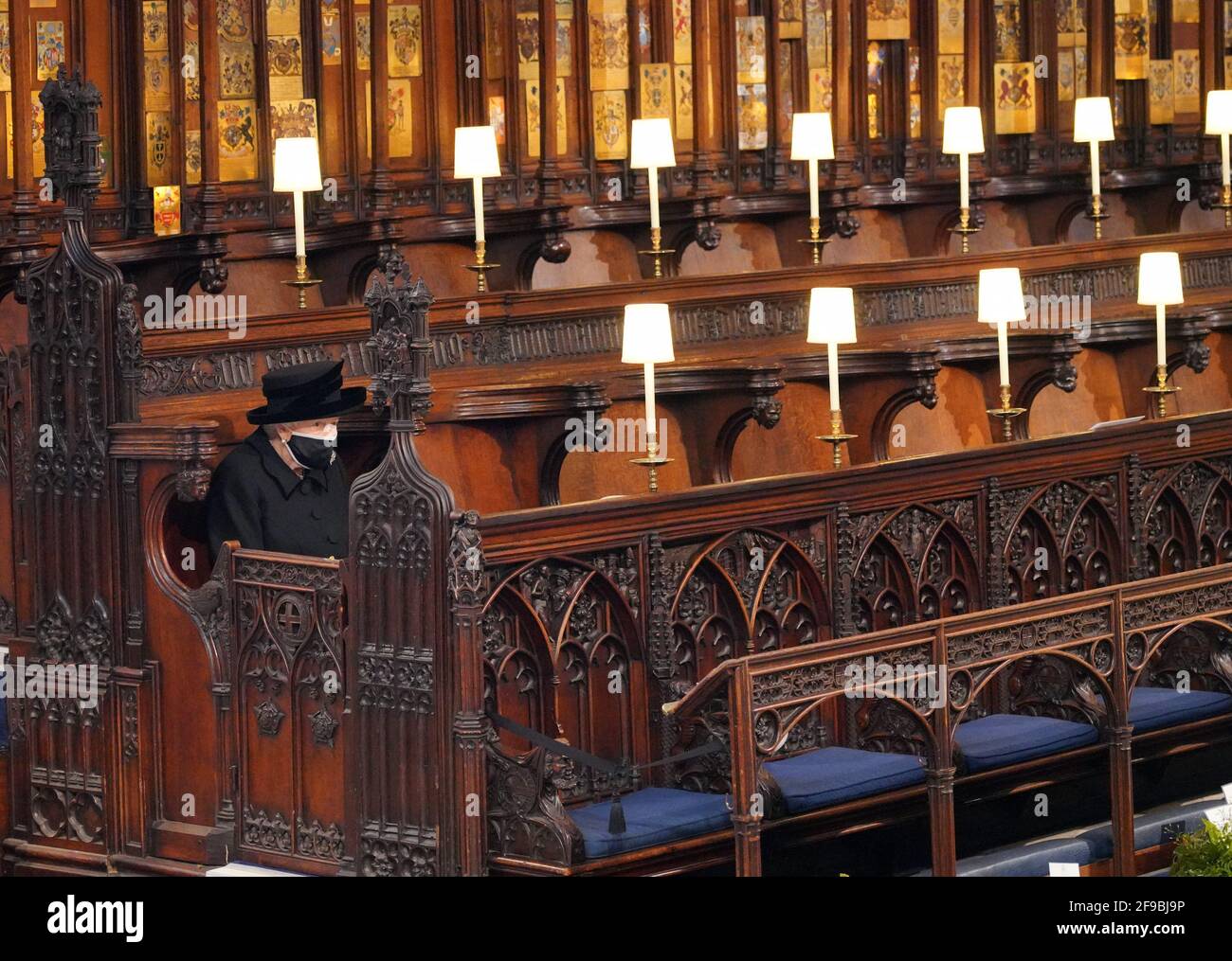 La reine Elizabeth II prend place pour les funérailles du duc d'Édimbourg dans la chapelle Saint-Georges, au château de Windsor, dans le Berkshire. Date de la photo: Samedi 17 avril 2021. Banque D'Images