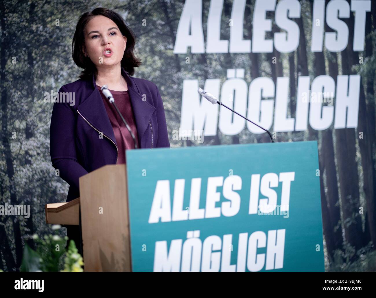 Potsdam, Allemagne. 17 avril 2021. Annalena Baerbock, présidente fédérale de Bündnis 90/Die Grünen, s'adresse aux participants à la conférence des délégués de l'état numérique de Bündnis 90/Die Grünen Brandenburg. Baerbock est en tête des élections fédérales de 2021 avec les Verts de Brandebourg. Credit: Kay Nietfeld/dpa/Alay Live News Banque D'Images