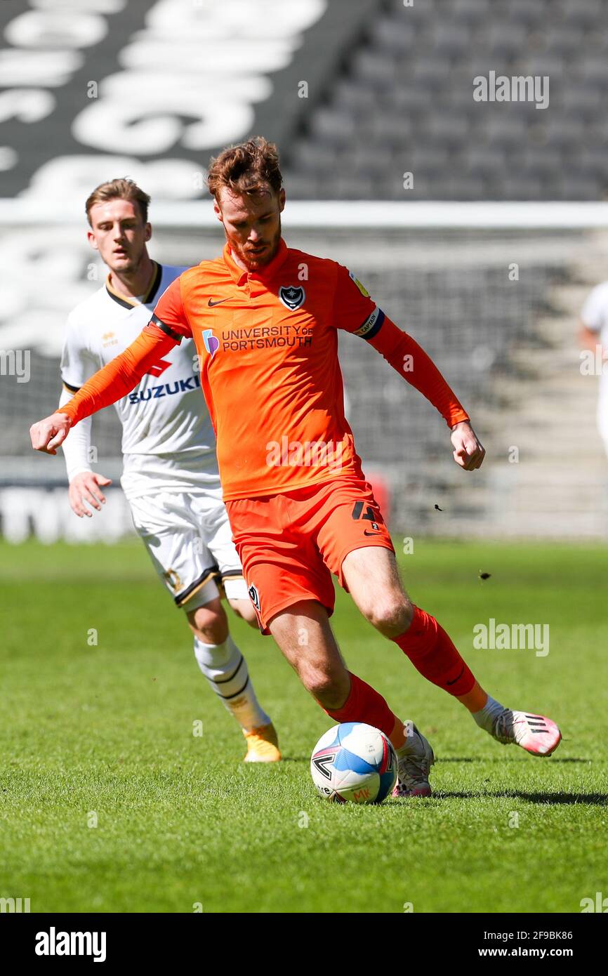 MILTON KEYNES, ROYAUME-UNI. 17 AVRIL : Tom Naylor, capitaine de Portsmouth, lors de la deuxième moitié de la Sky Bet League, un match entre MK Dons et Portsmouth au stade MK, Milton Keynes, le samedi 17 avril 2021. (Credit: John Cripps | MI News) Credit: MI News & Sport /Alay Live News Banque D'Images