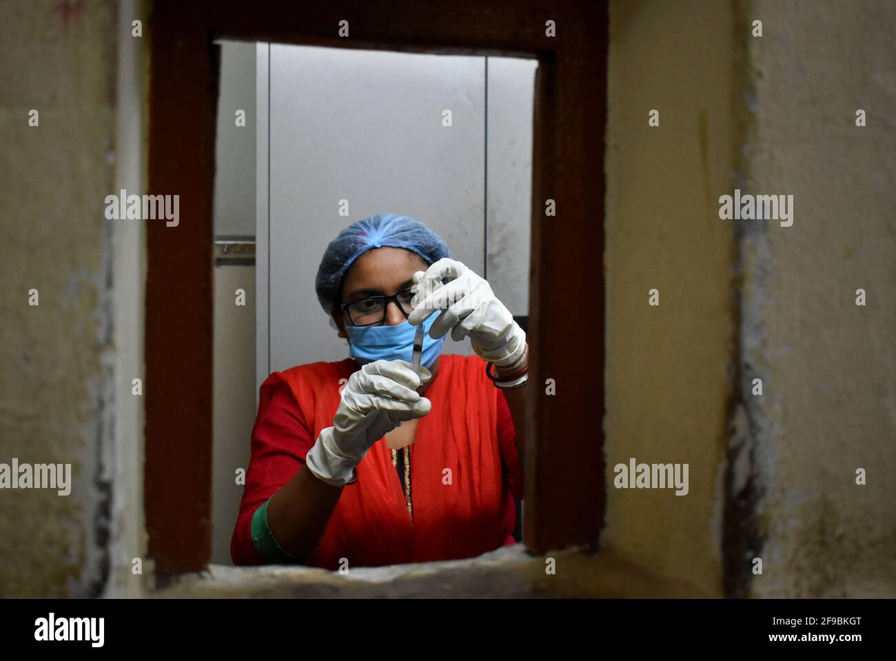 Kolkata, Inde. 17 avril 2021. Un agent de santé prépare un vaccin contre le COVAXIN dans un camp de vaccination dans le centre de santé du gouvernement de l'État du Bengale occidental à Kolkata. (Photo de Sudipta Das/Pacific Press) crédit: Pacific Press Media production Corp./Alay Live News Banque D'Images