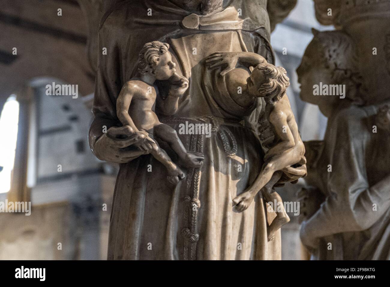 Sculpture d'allaitement à Pise, Toscane, Italie Banque D'Images
