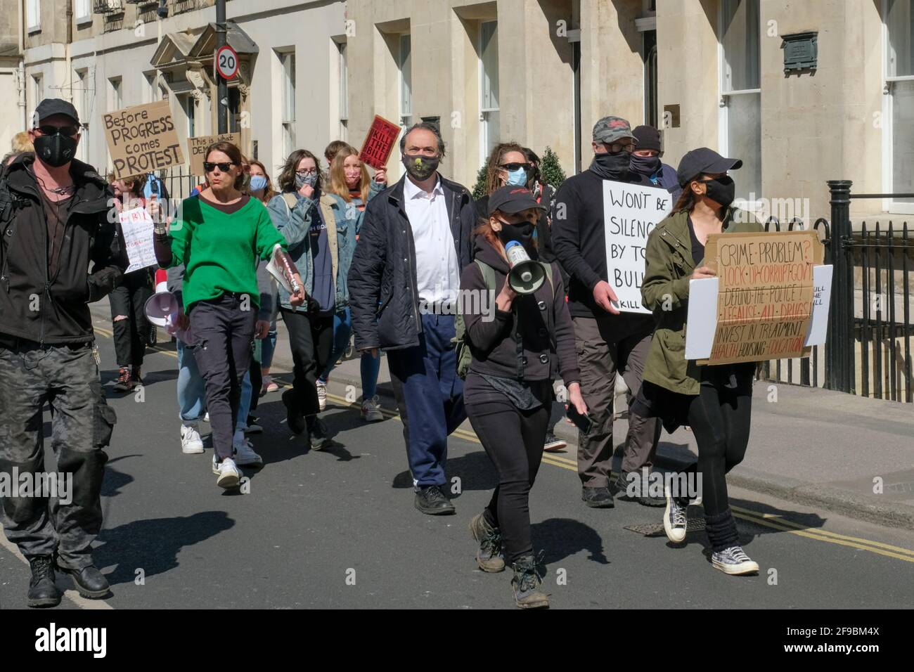 Abbey Courtyard, Bath, Royaume-Uni. 17 avril 2021. Les manifestants se rassemblent dans la cour de l'abbaye de Bath pour exprimer leur mécontentement face aux changements de droit de protestation des gouvernements. C'est l'une des nombreuses manifestations qui se sont déroulées aujourd'hui au Royaume-Uni. Crédit : JMF News/Alay Live News Banque D'Images Abbey Courtyard, Bath, Royaume-Uni. 17 avril 2021. Les manifestants se rassemblent dans la cour de l'abbaye de Bath pour exprimer leur mécontentement face aux changements de droit de protestation des gouvernements. C'est l'une des nombreuses manifestations qui se sont déroulées aujourd'hui au Royaume-Uni. Crédit : JMF News/Alay Live News Banque D'Images