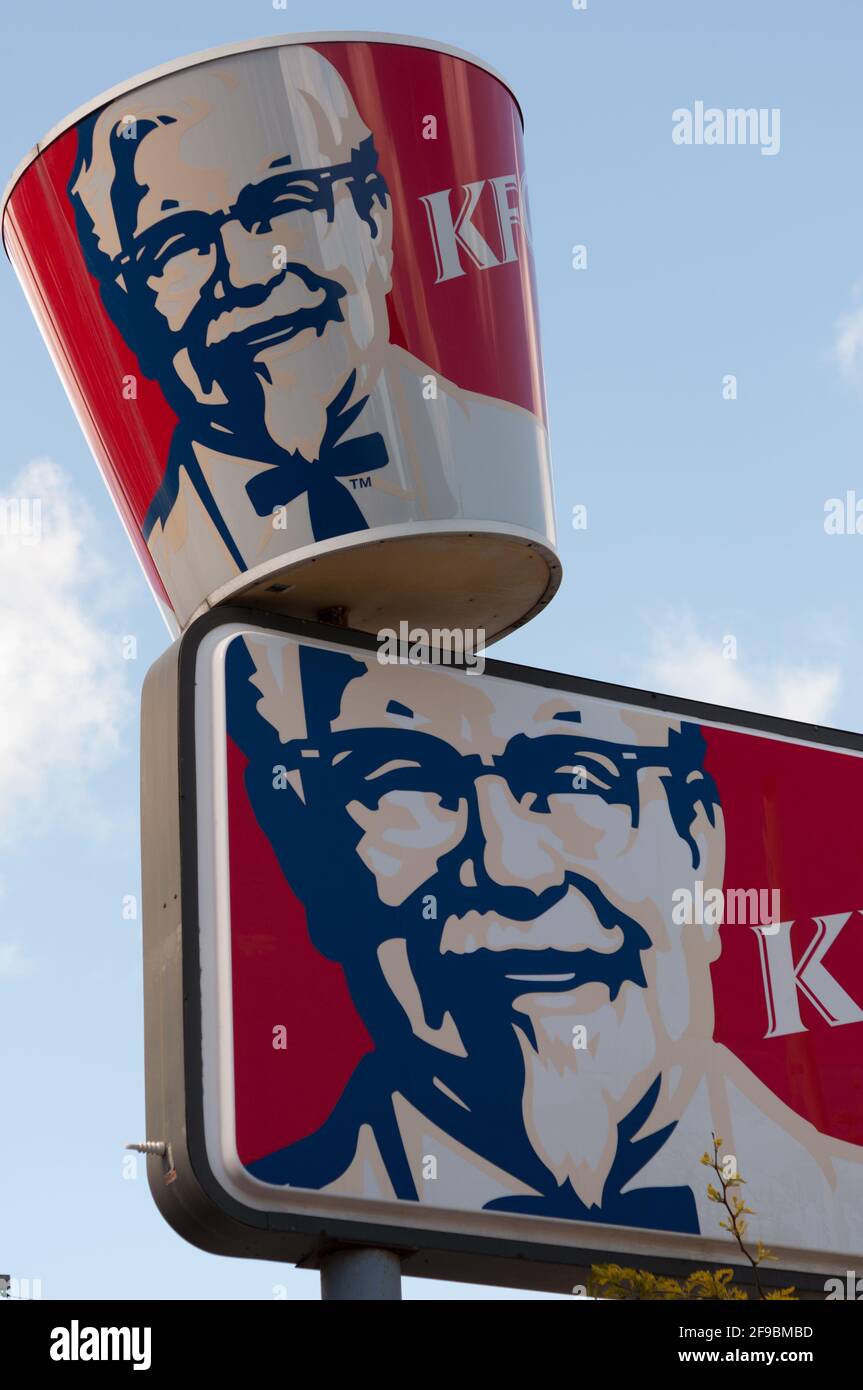 Panneau d'affichage lumineux KFC (Kentucky Fried Chicken), avec un seau en trois dimensions sur le dessus Banque D'Images